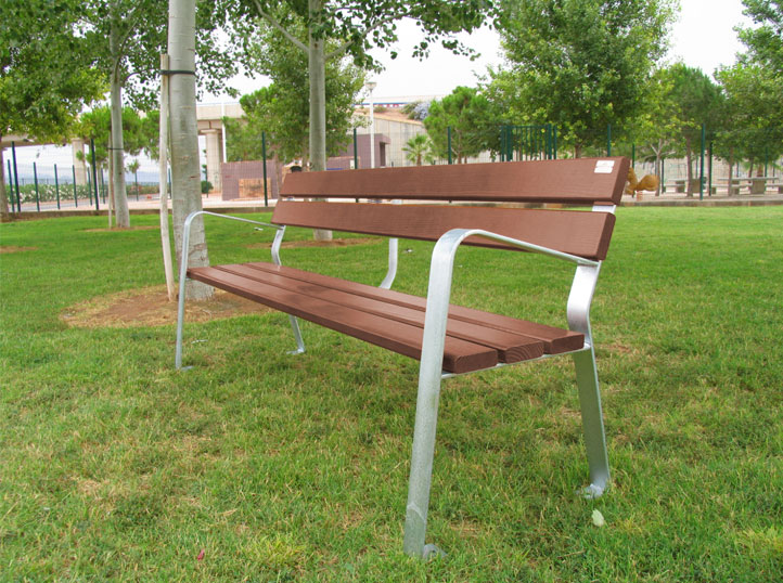 Tipos de bancos urbanos: banco con respaldo de Mobipark Tipos de bancos urbanos: banco con respaldo de Mobipark