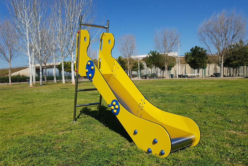tobogán urbano instalado en césped