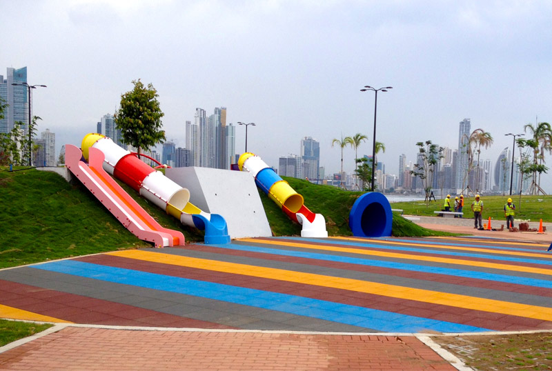 toboganes urbanos de ladera en polietileno