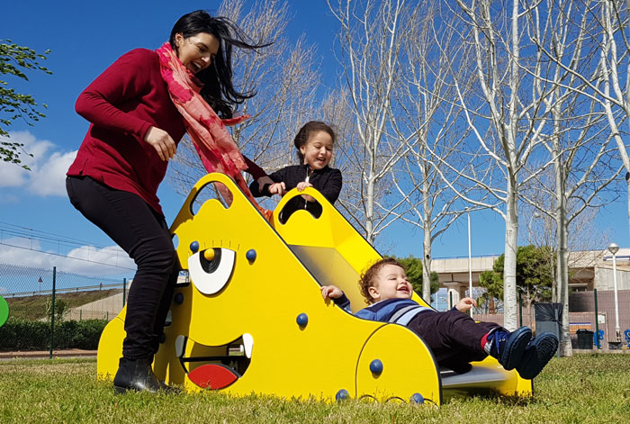 familia jugando en tobogán urbano infantil