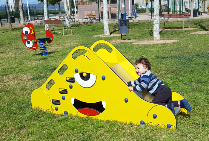 niño pequeño jugando en tobogán urbano