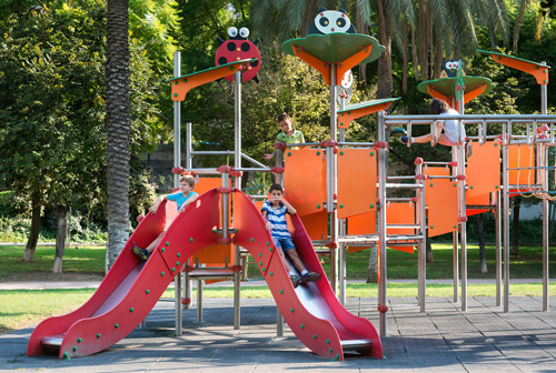 niños jugando en toboganes urbanos de zoopark